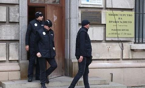 Съдът решава за задържаните от Агенцията за българите в чужбина