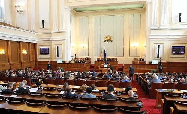 Парламентът започна работа с час закъснение от трети опит за кворум