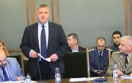 Каракачанов отхвърли обвиненията на БСП за процедурата за ремонт на самолетите Су-25