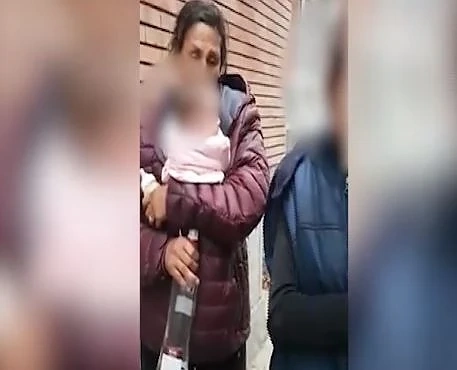 Клип с пияни жени, разнасящи голо бебе по улиците на София, възмути мрежата (ВИДЕО)