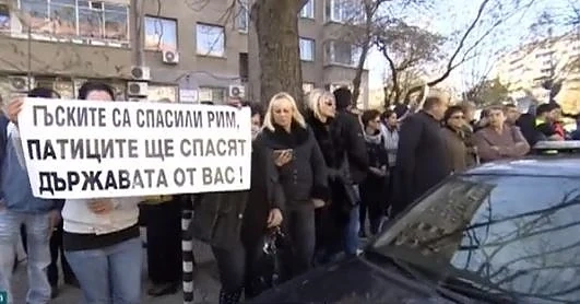 Птицевъди излязоха на протест пред БАБХ срещу мерките за ограничаване на птичия грип