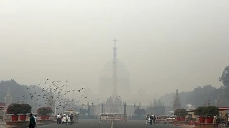 Тежък смог погълна Делхи