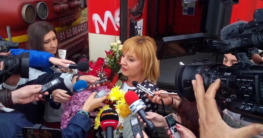 Мая Манолова пристигна с влак във Варна