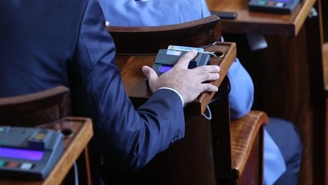 Със 121 народни представители започна пленарното заседание днес