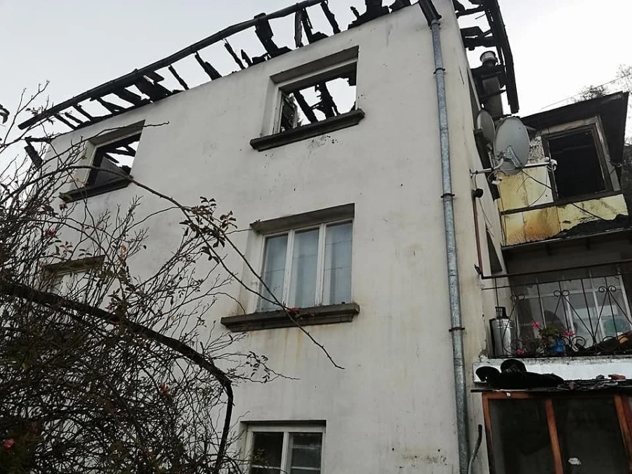 Пожар изпепели покрив на къща в Родопите 