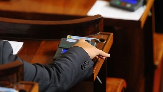 По-високи заплати за властта преди Коледа