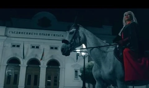 Луна пак блесна. Този път с мазен гьобек пред парламента (ВИДЕО)