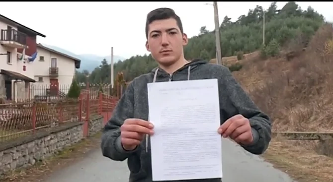 Полици посетиха момче заради пост във „Фейсбук”