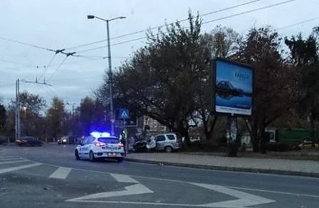 Джип се размаза в стълб в Пловдив, шофьорът е избягал (СНИМКИ)