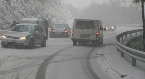 АПИ: Шофьорите да тръгват на път с автомобили, подготвени за зимни условия