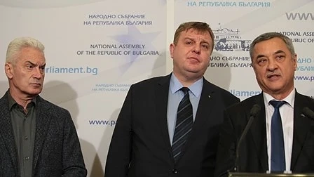Сидеров поиска оставката и на Каракачанов