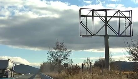 По-строги правила за рекламите край пътя