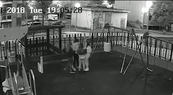 Непълнолетни чупят детски площадки в Бургас  