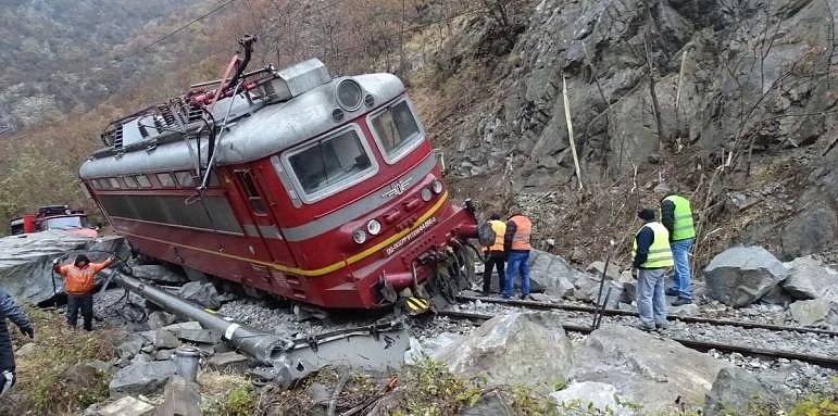 Започна разчистването на скалите от жп линията в Кресна   