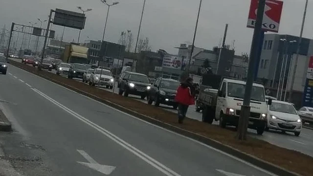 Кола блъсна и уби пешеходец на Околовръстното в София