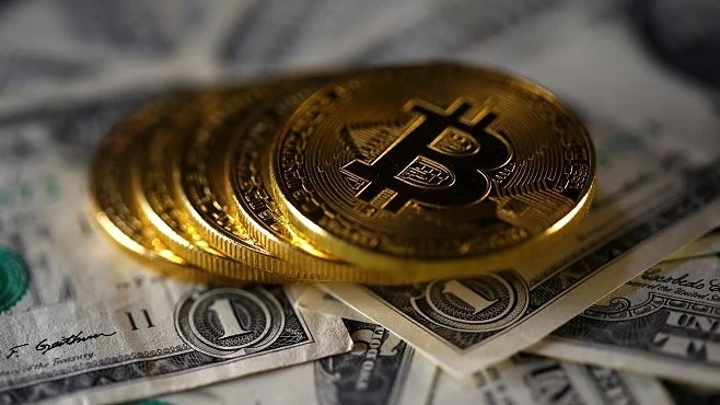 Биткойнът се срина до 4.5 хил. долара
