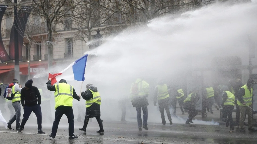 Френската полиция разпръсква с водни оръдия протестиращи 