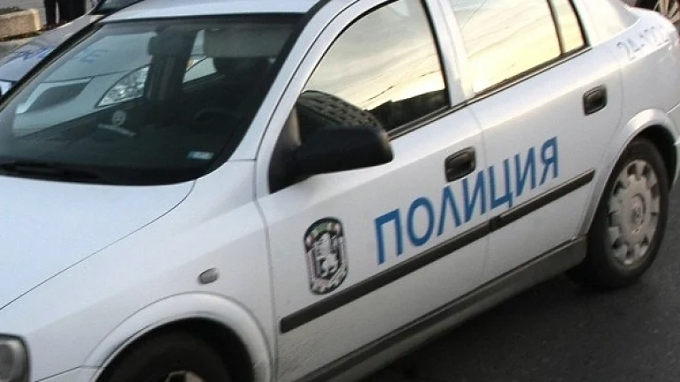 Дрогиран шофьор заби колата си в стълб 