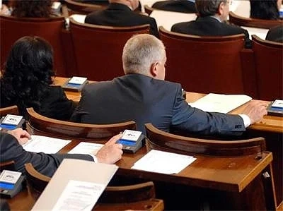 Предлагат глоба от 750 лв. за депутат, който не е в залата при поименна проверка