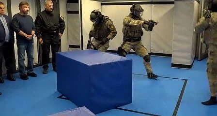 Виктор Орбан заведе Чък Норис на тренировка на баретите (ВИДЕО)