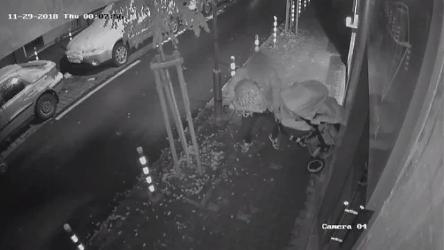  Крадец задигна детска количка за близнаци от столичен блок