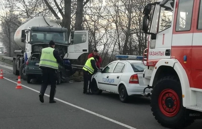 Шофьор на джип загина след удар в камион край Опицвет