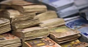 Задържаха двама мъже, опитали да изнесат 125 000 евро в Турция