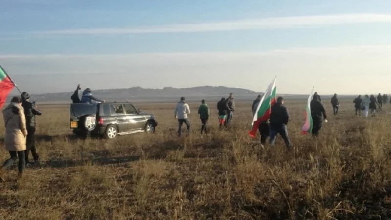 Стотици протестиращи атакуваха магистрала “Тракия“ през нивите   