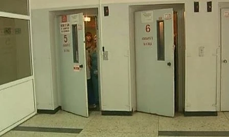 Асансьор с 8 души пропадна във варненска болница, има пострадали