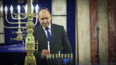 Президентът Радев участва в ритуал по запалване свещите на Ханука 