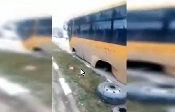 Гумите на ученически автобус изхвърчаха в движение