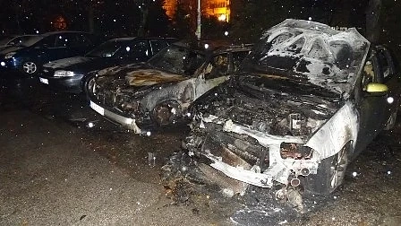 Три автомобила горяха тази сутрин в Благоевград (СНИМКИ)
