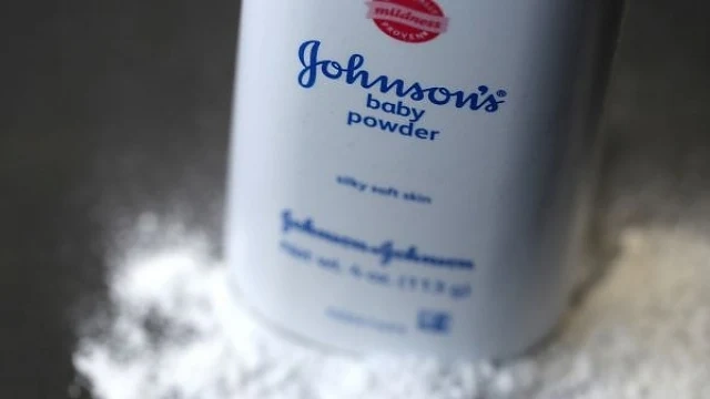 Следи от азбест в бебешка пудра на Johnson & Johnson 