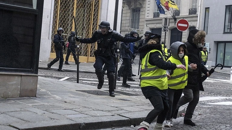 21 задържани преди протестите на „жълтите жилетки“ в Париж