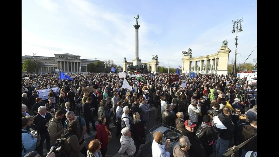 Хиляди унгарци отново на протест по улиците на Будапеща
