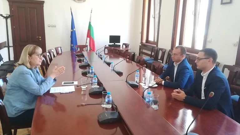 Цецка Цачева обсъжда проблемите с Търговския регистър  