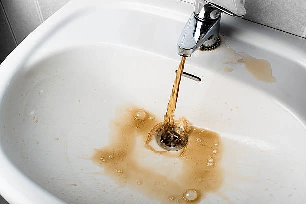 Черна вода потече от чешмите в Пловдив
