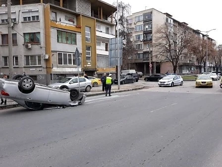 Автомобил се преобърна по таван на пловдивскя бул. „България” (СНИМКИ)
