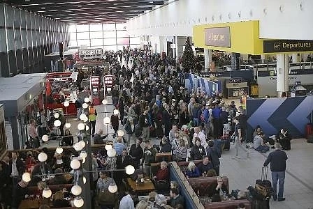 760 полета са отменени на летище Гетуик заради дронове
