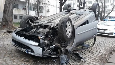 След удар в дърво: Кола се обърна по таван до пловдивско училище (СНИМКА)