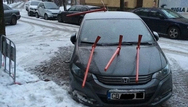 Автомобил осъмна с 4 забити кирки в столичния кв. „Стрелбище“