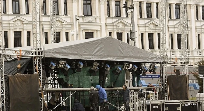 Издигат сцената за новогодишния концерт на Батенберг