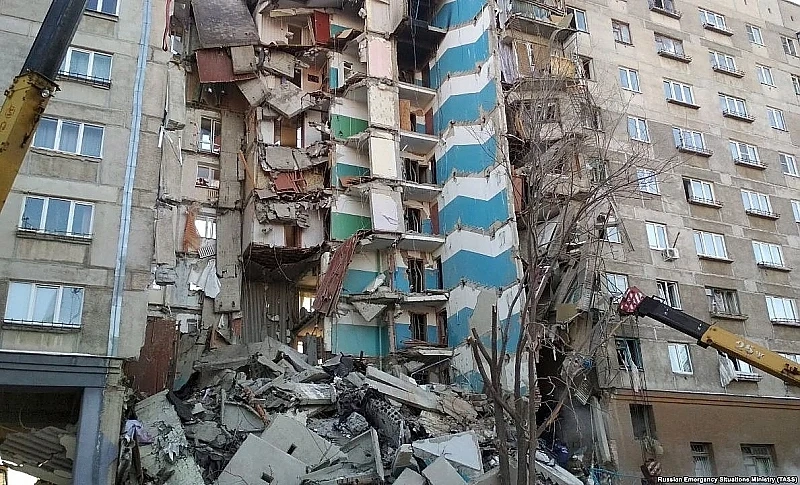 Взрив на газ събори блок в Русия
