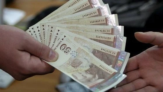 Минималната заплата става 560 лева