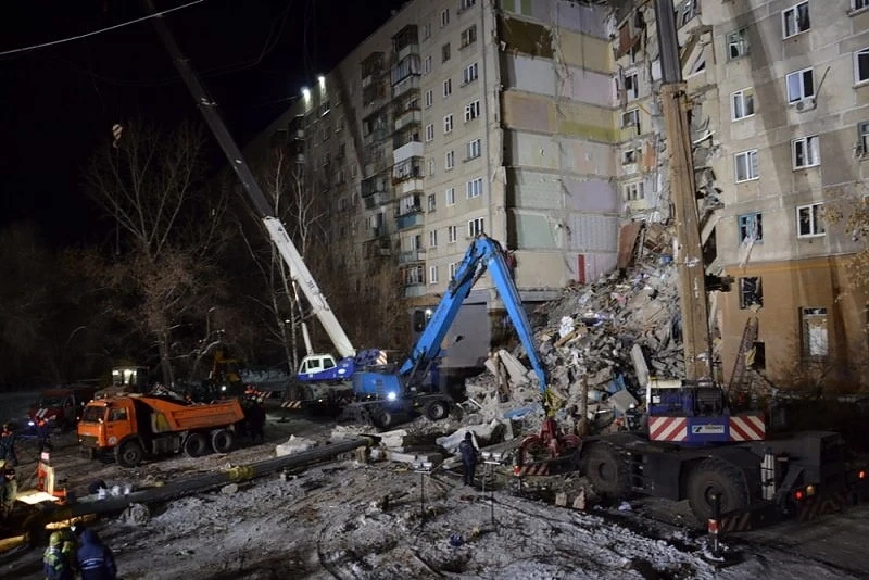 Загиналите в рухналия блок в Магнитогорск се увеличават 
