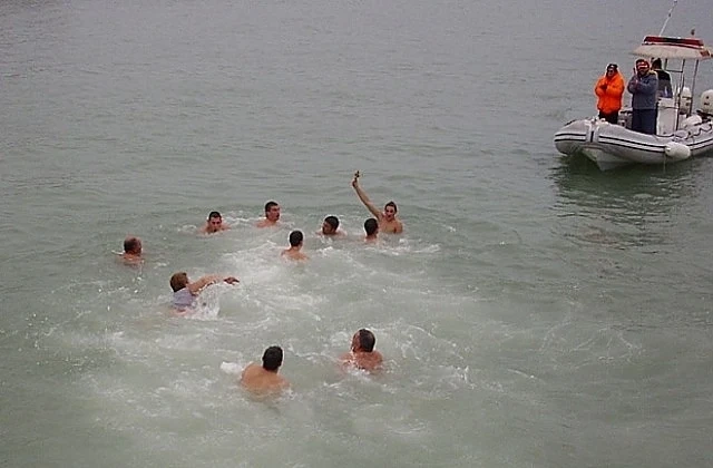 На Йордановден смелчаци се хвърлят в ледените води на Каварна 