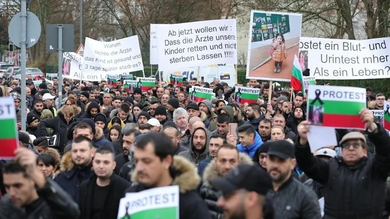 Протест на 800 българи в Кьолн, след смъртта на 4-годишно момиченце