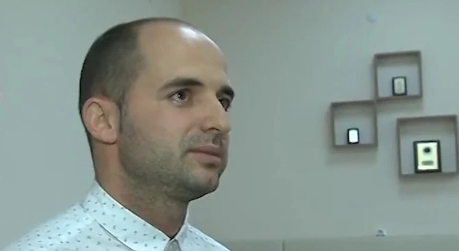 Учител от Сандански с голи снимки в интернет (18+)
