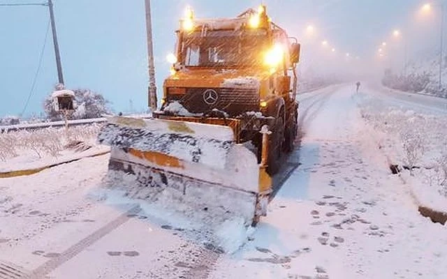 Снегът затвори пътища и училища в Гърция