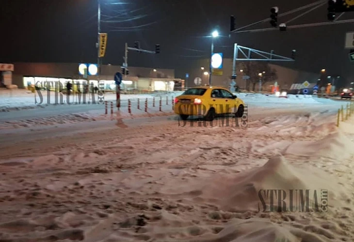 Снегът не спира да вали в Петрич